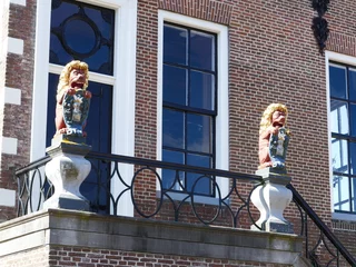 Foto auf Leinwand Lion statues and coat of arms in front of the entrance to the historic town hall of Balk, Friesland, The Netherlands © Guenter