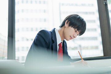 予備校で授業を受ける男子高校生