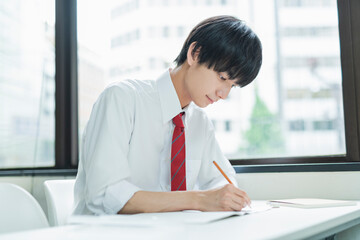 予備校で授業を受ける男子高校生