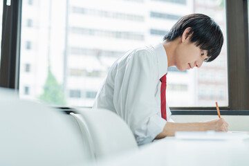予備校で授業を受ける男子高校生