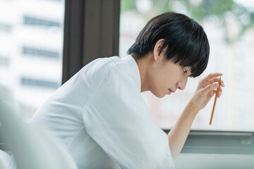 テスト中に悩む男子高校生