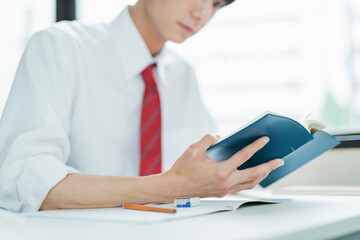 教室で読書をする男子高校生