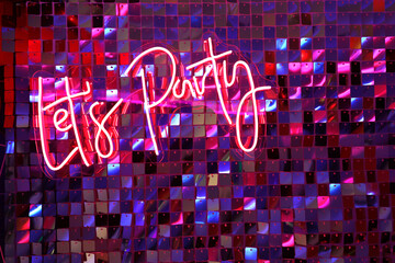 Kolorowe tło klubu nocnego z napisem lets party. - obrazy, fototapety, plakaty
