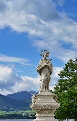 Fototapeta na wymiar Johann von Nepomuk Statue in Gmunden, Österreich