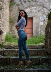 girl in jeans and décolleté
