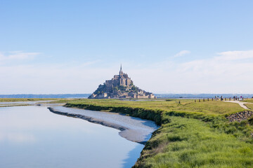 Fototapeta na wymiar Vue sur le Mont Saint-Michel depuis l'embouchure du Couesnon