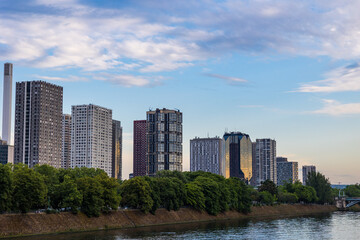 Obraz premium Immeubles résidentiels du Front de Seine dans le Quartier de Beaugrenelle au coucher du soleil depuis le Pont de Bir-Hakeim