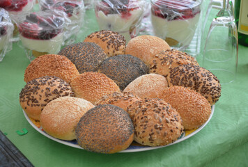 Backwaren mit Mohn, Sesam, Leiensamen und Sonnenblumenkernen auf Party - Buffet - Dessert mit Beerenobst 