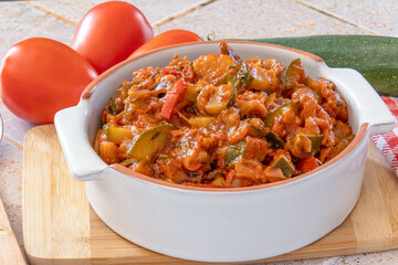 ratatouille cuite dans un plat avec des légumes frais 