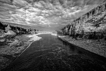 Okertalsperre in Harz im färblische Winterlicht.