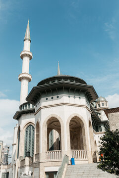 Entrance to the Taaksimmosque in Istanbul