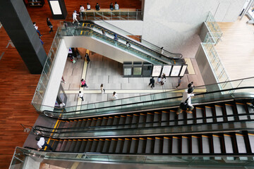 ビルの中、吹き抜け部分のあるエスカレーターの風景