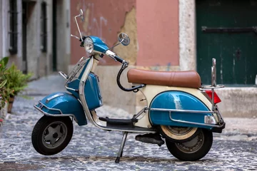 Rolgordijnen Vintage scooter geparkeerd op straat © Reipert