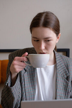 girl working in a coffee shop
