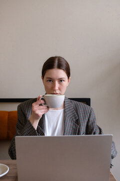 girl working in a coffee shop