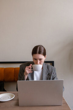 girl working in a coffee shop