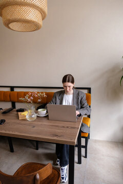 girl working in a coffee shop