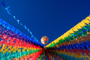 bandeiras coloridas e balões decorativos de festa junina no brasil
