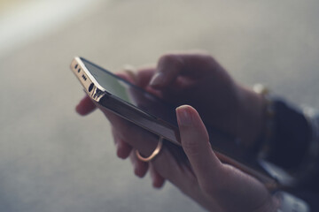 スマホと女性の手元
