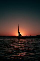 Fototapeta na wymiar Barco a contraluz en el Atardecer sobre el Nilo