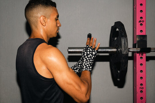 Man preparing the equipment to lift weights
