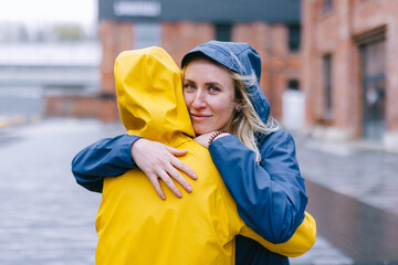 Female volunteer meeting Ukrainian refugee 