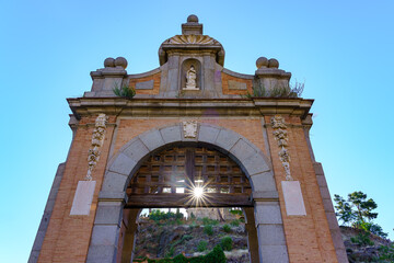 Obraz premium Gateway to the medieval city of Toledo on the bridge of the Tagus River.