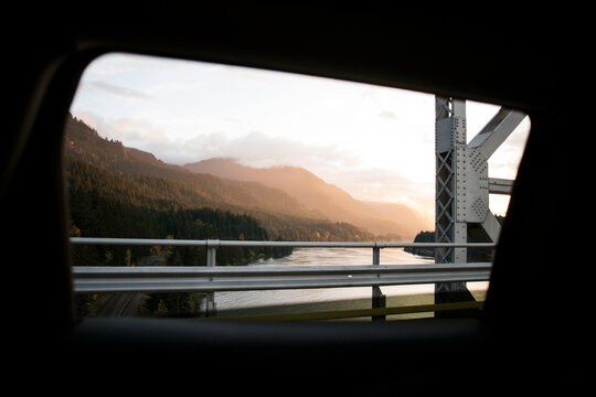 Fototapeta Car window views while driving over the Bridge of Gods at sunset