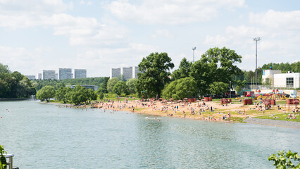 Naklejka premium view of the city beach from the opposite shore