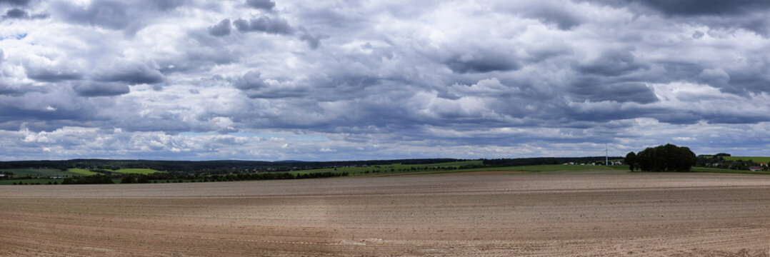 8011 x 2677 #dunkle Wolken #Panorama #Feld #8011 Pixel # 2677 Pixel