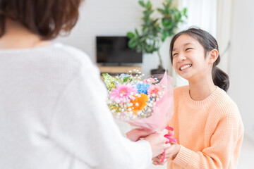笑顔の親子　花束