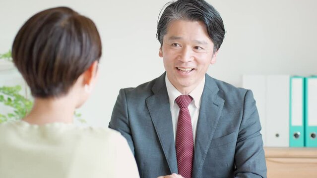 笑顔で話をする50代の日本人男性
