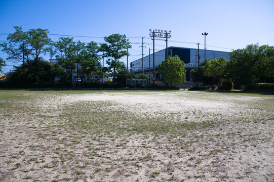 遊具や野球場のある出島西公園