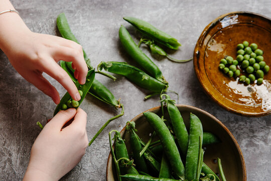 Podding fresh peas