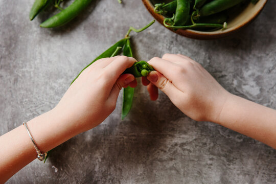 Podding fresh peas