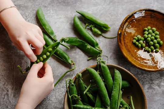Podding fresh peas