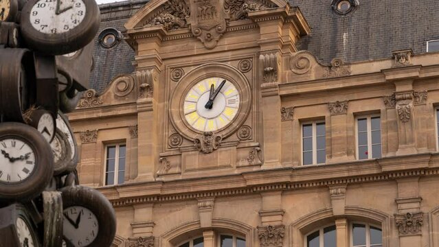 Time Lapse clip of the famous clock at Paris Station Saint-Lazare