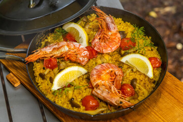スペイン料理　パエリア　Typical Spanish rice dish paella
