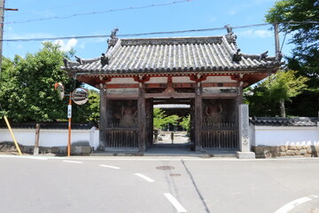 A Japanese temple : the entrance gate to the precincts of Anao-ji Temple in Kameoka City in Kyoto Prefecture in Japan 日本のお寺；京都府亀岡市にある穴太寺境内の入り口の門の風景
