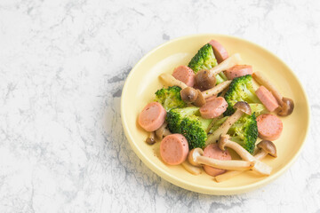 ソーセージとブロッコリーの炒め物