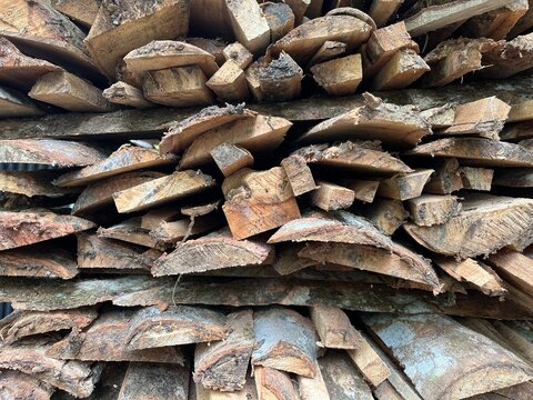 The rubberwood is divided into pieces that overlap each other.