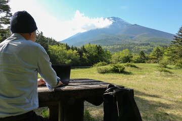 ワーケーション イメージ　富士山をのぞむ公園でremote working  at the foot of mount Fuji