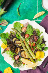 Salad with asparagus and strawberry sauce