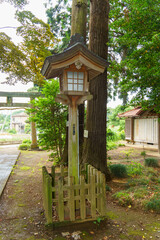 神社に灯をともす灯篭