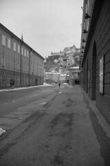 hofstallgasse mit festung hohensalzburg in Salzburg im Winter mit Schnee in schwarz/weiß österreich,  citi of Salzburg in winter with snow in black and white 