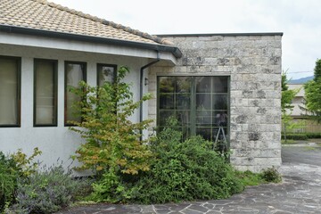 英国風カフェ、ランチ、レストラン、壁、樹木、公園通り