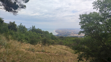 Vista dal sentiero 306 sul Monte Conero nelle Marche