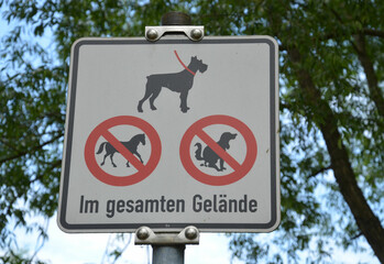Hinweisschild im Park für Hundehalter