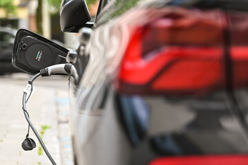 auto voiture electrique recharge rue parking borne chargement cable autonomie