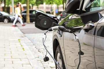 auto voiture electrique recharge rue parking borne chargement cable autonomie